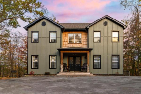 Greene Mountain Lodge by AvantStay Sleeps 22 Hot Tub Game Room Theater Gatlinburg